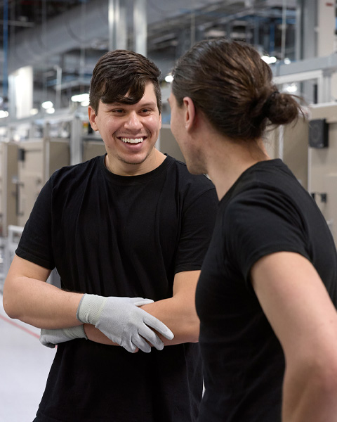 iMac 组装仓库中的两名员工正在交谈